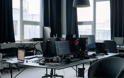 Un bureau moderne avec plusieurs écrans, chaises et lumière naturelle