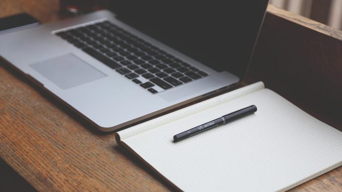 Bureau trop haut : reprendre un plan de travail standard
