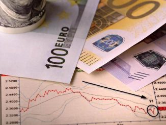 Billets d'euro sur un graphique financier avec un stylo et des données