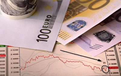 Billets d'euro sur un graphique financier avec un stylo et des données