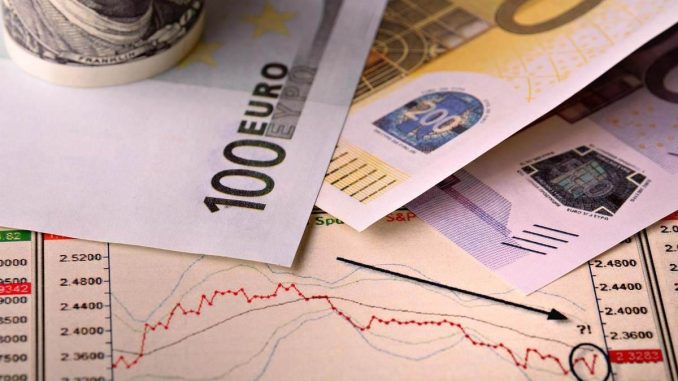 Billets d'euro sur un graphique financier avec un stylo et des données