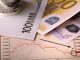 Billets d'euro sur un graphique financier avec un stylo et des données