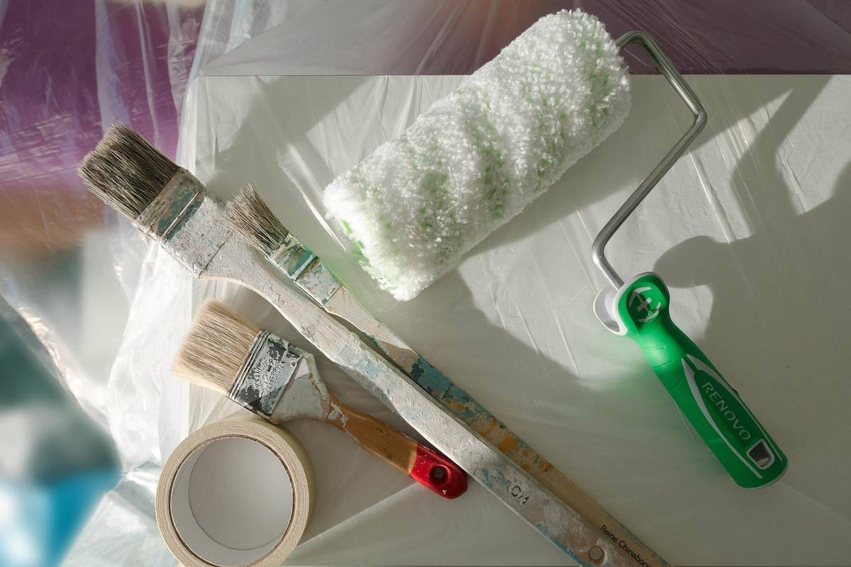 Outils de peintre sur une table recouverte de plastique