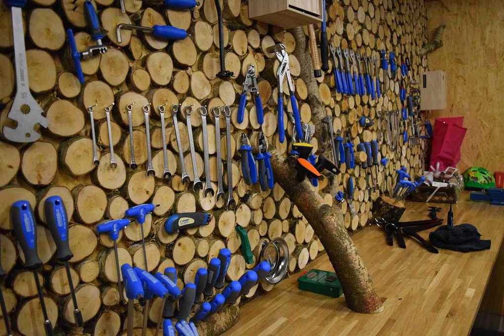 Coin bricolage en garage froid : penser l'espace avant d'acheter